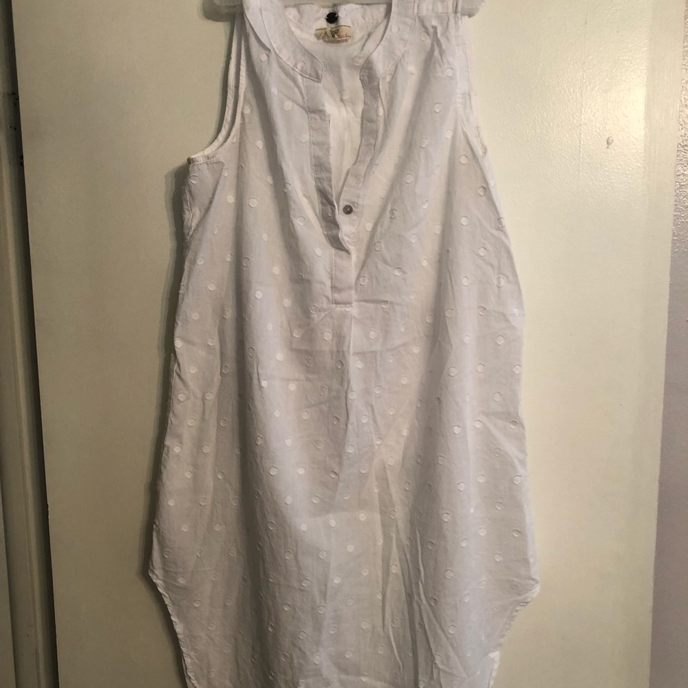 Cupio sleeveless white polka dot tunic. Size m.